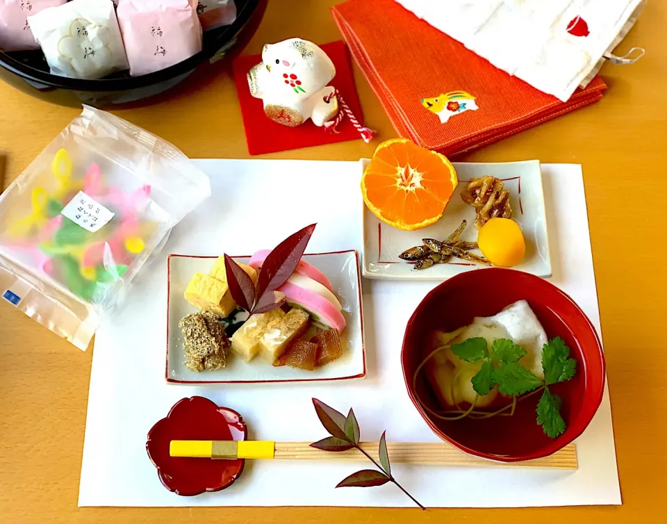 Snapdishの料理写真:ミニお節🎍
金沢のお雑煮。
白の角餅に三つ葉をのせた
シンプルなお雑煮です。
今年はあごたじつゆの美味しいお出汁でいただきました。|sai_._ka.1110さん