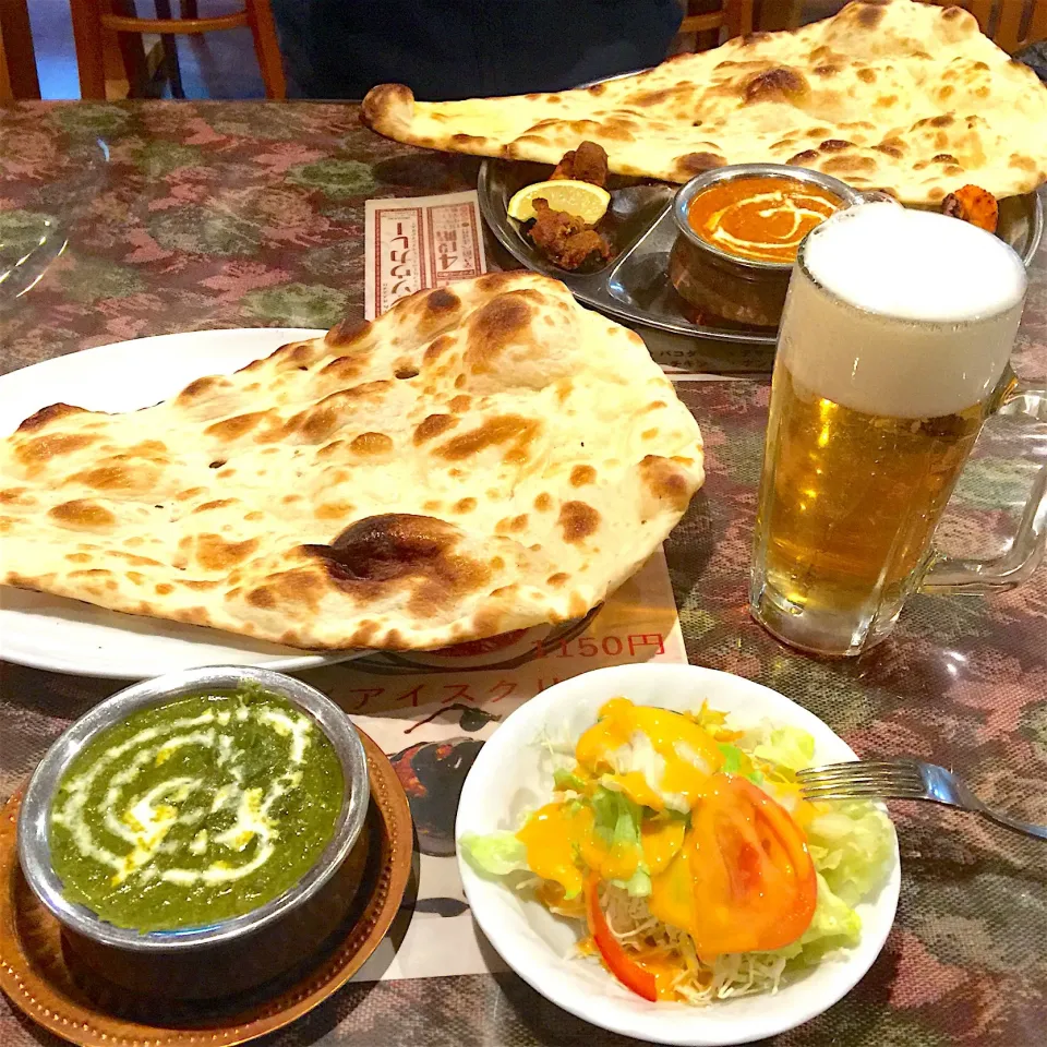 Snapdishの料理写真:ほうれん草カレー、ナン、生中、チキンテッカ|yakinasuさん