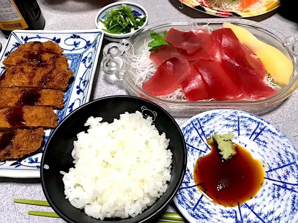 最後にわさび醤油でツマ食べる #夕飯  白米、刺身、数の子、トンカツ、京菜漬物|ms903さん