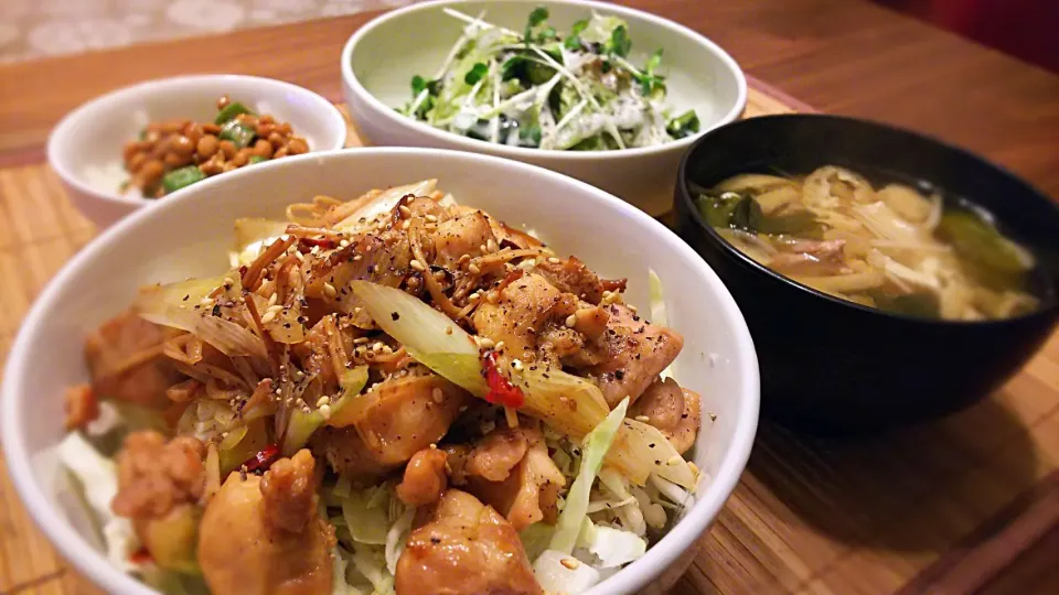 鶏肉とｴﾉｷのごまﾈｷﾞ炒め丼～
の晩ごはん✨|kaz(*･ω･)さん