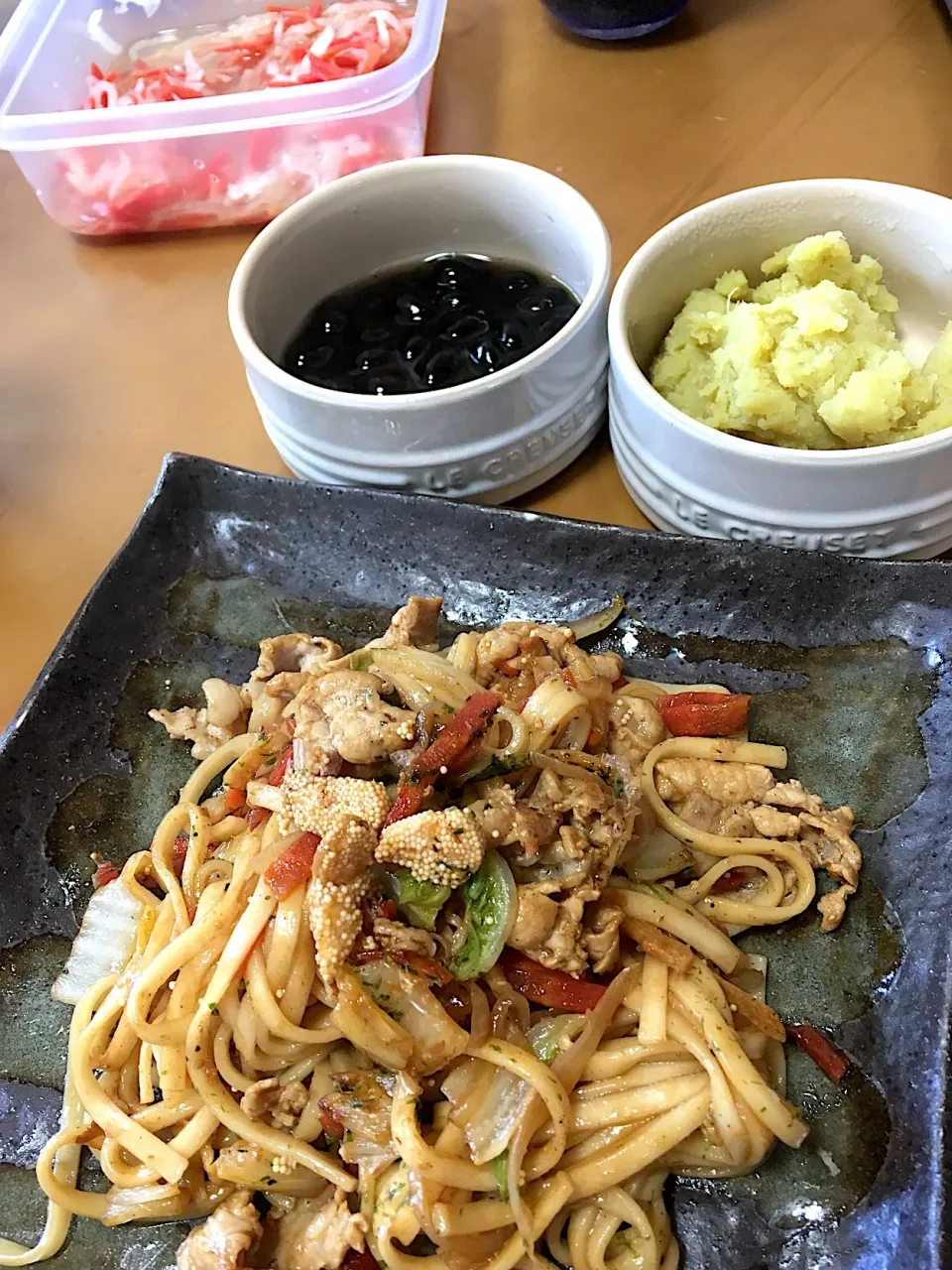 お節リメイク〜！ 数の子入りの焼うどん( ´͈ ᗨ `͈ )◞♡⃛ 甘い黒豆、栗きんとんをつまみつつ。 時折、紅白なますで箸休め👍🏻|さくたえさん