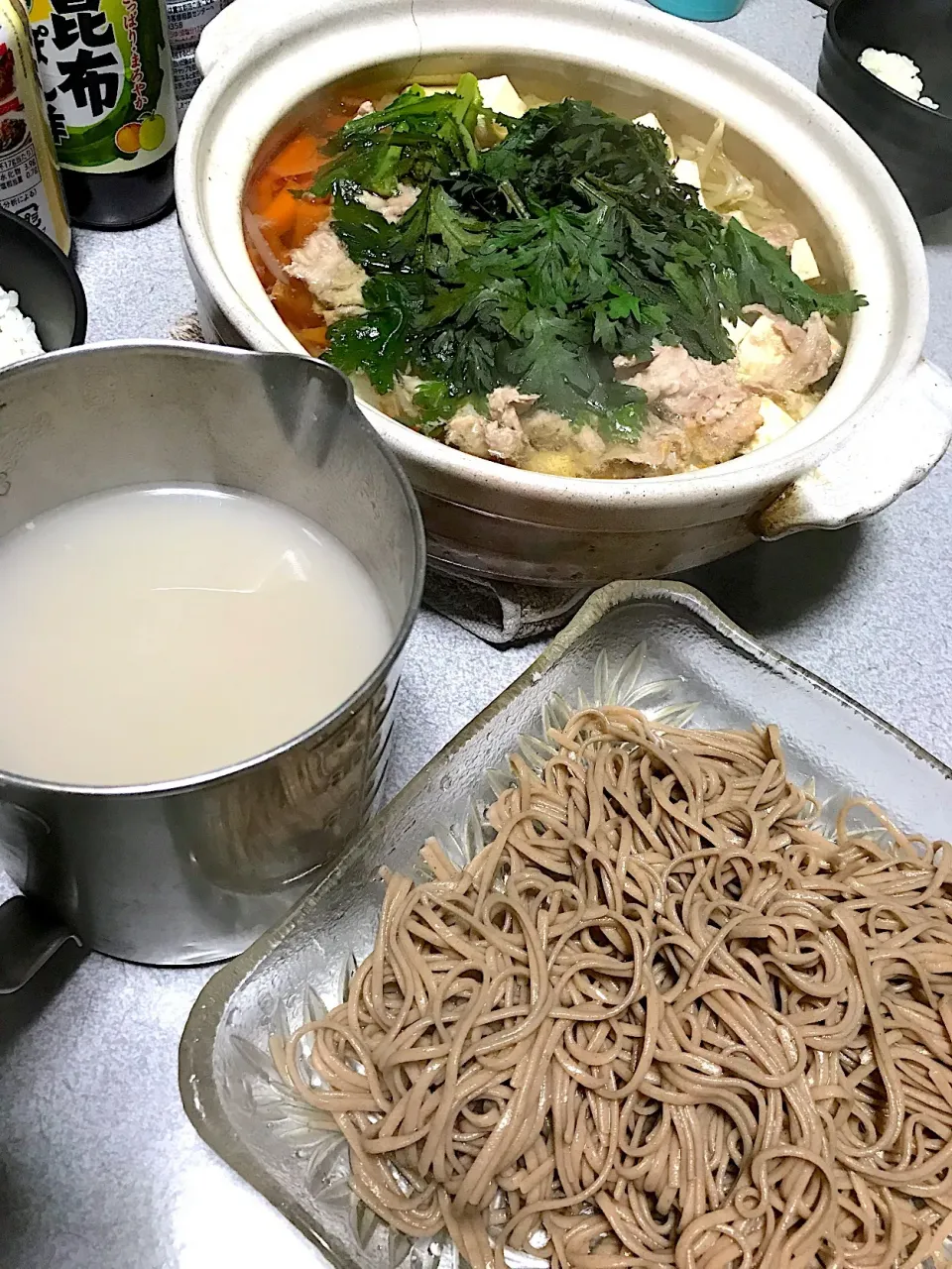 鍋の汁を取り分けして麺つゆに #夕飯  蕎麦湯、春菊豚もやし人参豆腐鍋、十割蕎麦|ms903さん