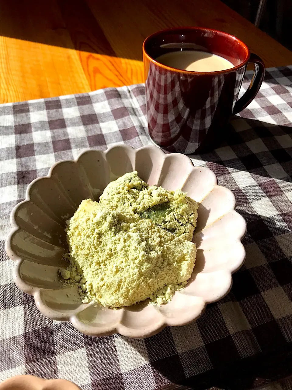 うぐいすきな粉もち、カフェオレ
(普通のおもちとよもぎもち)|sayaさん