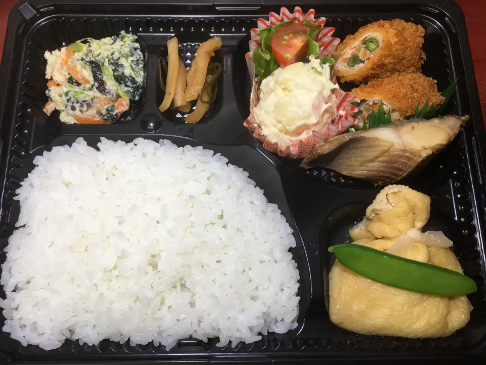 Snapdishの料理写真:骨なしホッケの塩焼き 日替わり宅配弁当 豊川市配達|Naokazu Kuritaさん