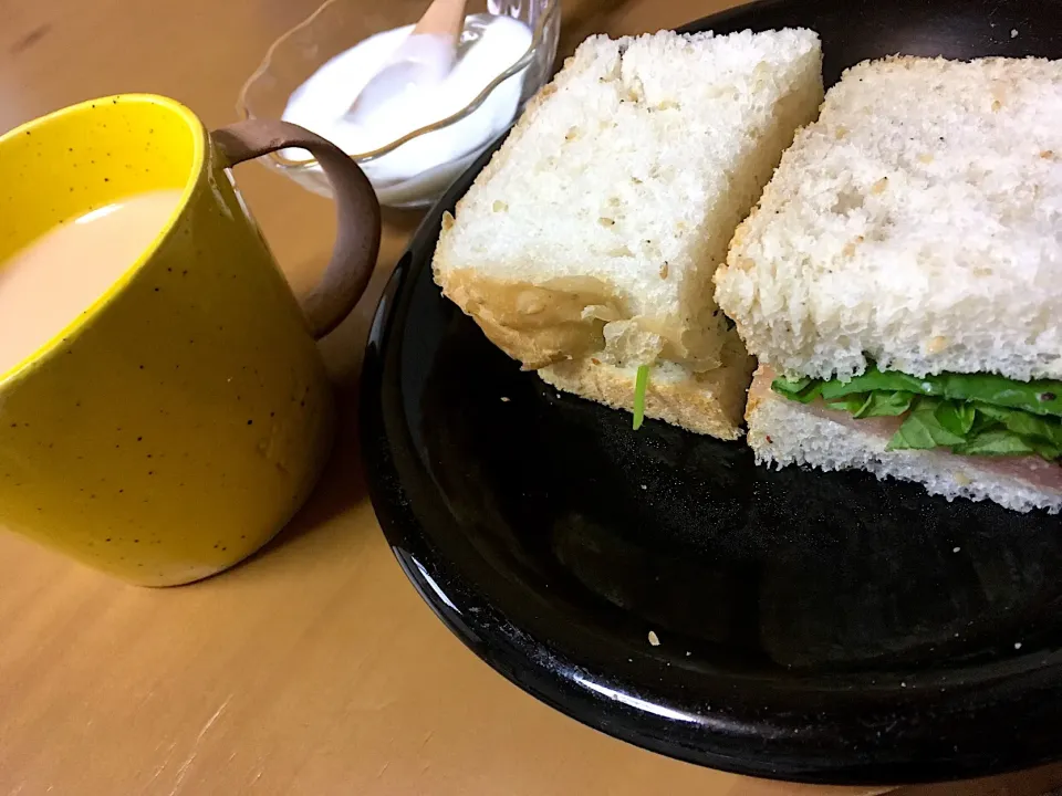 12連休のお正月モードも終盤に…
朝焼き胡麻パン🍞生ハムサンドでﾌﾜｧｧ(/ 0￣)~ﾟ朝ごはん|さくたえさん