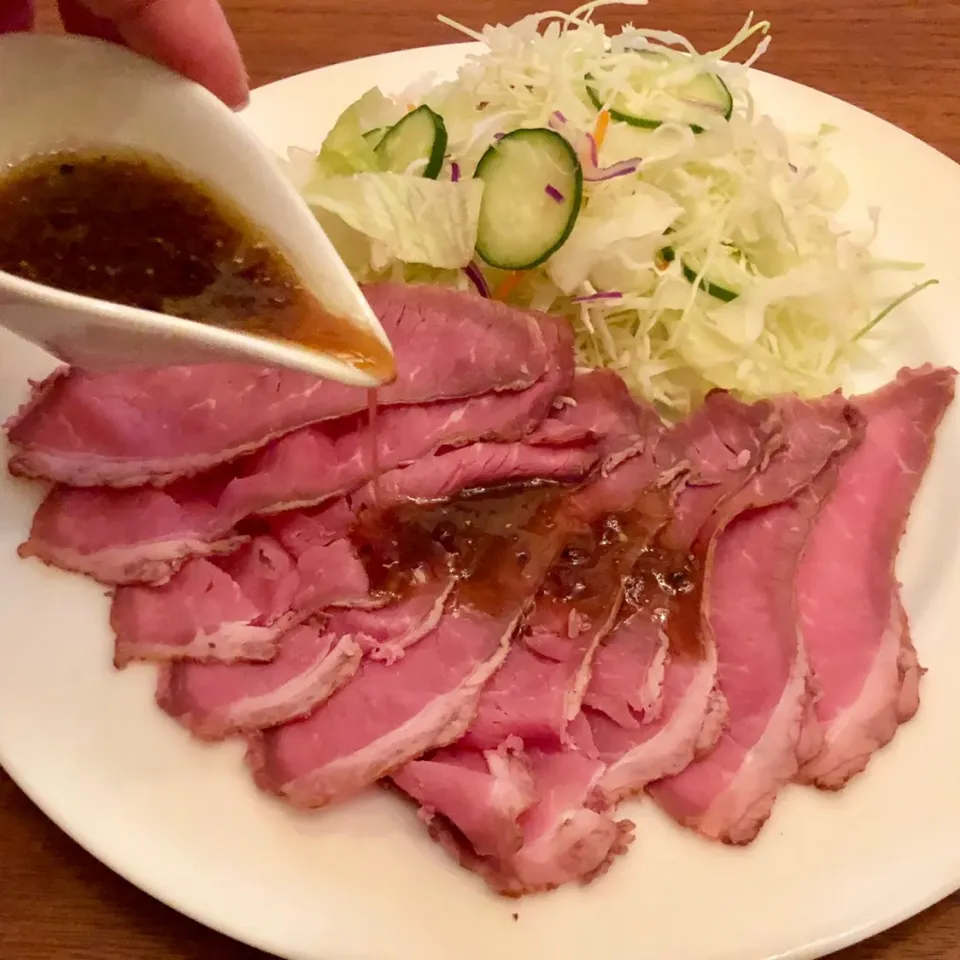 Snapdishの料理写真:ローストビーフ🍖たれ|マユマユさん