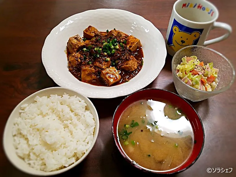 Snapdishの料理写真:今日の晩ご飯だよ(*^^*)
★黒麻婆豆腐
★コールスローサラダ
★きのこと玉ねぎの味噌汁|ソラシェフさん