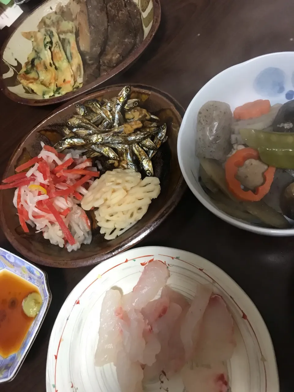 Snapdishの料理写真:1月4日晩ご飯。作りすぎてまだまだなくならないおせち料理たち。|あやさん