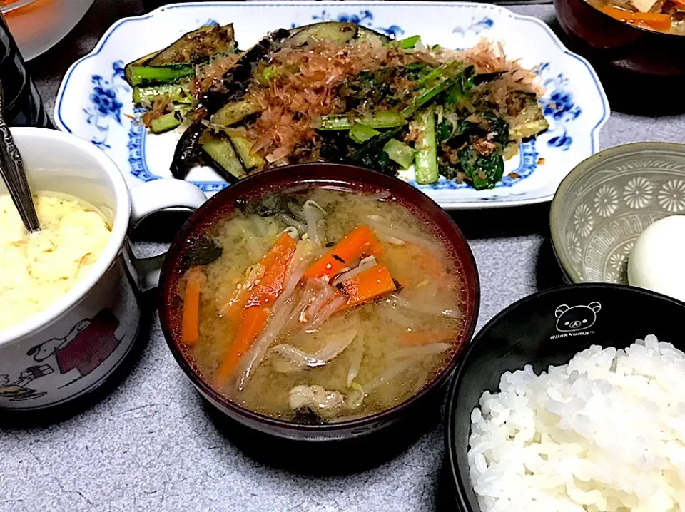 茶碗蒸しは飲み物 #夕飯 白米、具沢山鍋からの味噌汁、ナス小松菜炒めおかかのせ、カップ茶碗蒸し|ms903さん