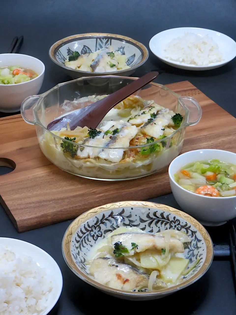 今晩は、鱈とポテトと玉ねぎの豆乳グラタン、角切り野菜のスープ（人参、じゃがいも、カブ、キャベツ、ブロッコリー）、キヌアご飯|akazawa3さん