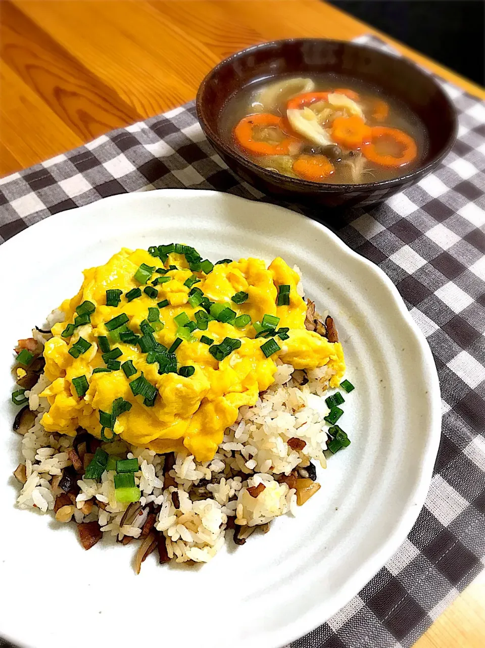 ふわふわ卵の炒飯、残り野菜のスープ
【sayaさんの料理 ふわふわ卵の炒飯】|sayaさん