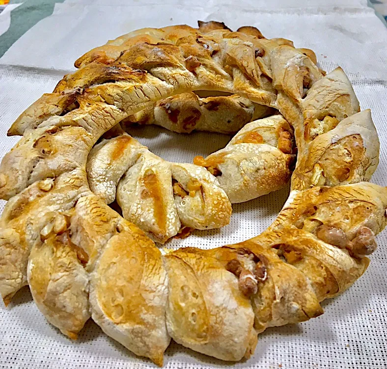 Smoked Cheese and Walnut Soleil Sourdough|gonbenさん