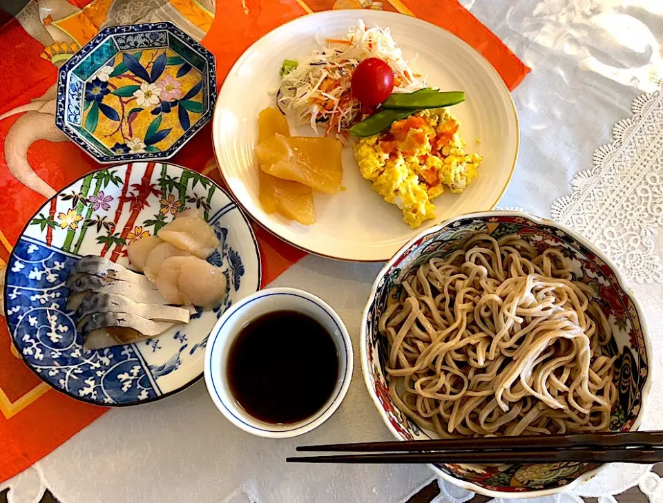 1月5日の朝ごはん🥣🥞😊スクランブルエッグ🍳キャベツサラダ🥗数の子（御節の残り）ざる蕎麦（北海道幌加内の蕎麦、年越しそばの残り）帆立のしめ鯖の刺身（昨夜の夕飯の残り） #朝ごはん  #スクランブルエッグ  #キャベツサラダ  #ざる蕎麦  #刺身盛り合わせ  #帆立  #しめ鯖  #御節の残り  #夕飯の残り物 #札幌|Yukie  Toriseさん