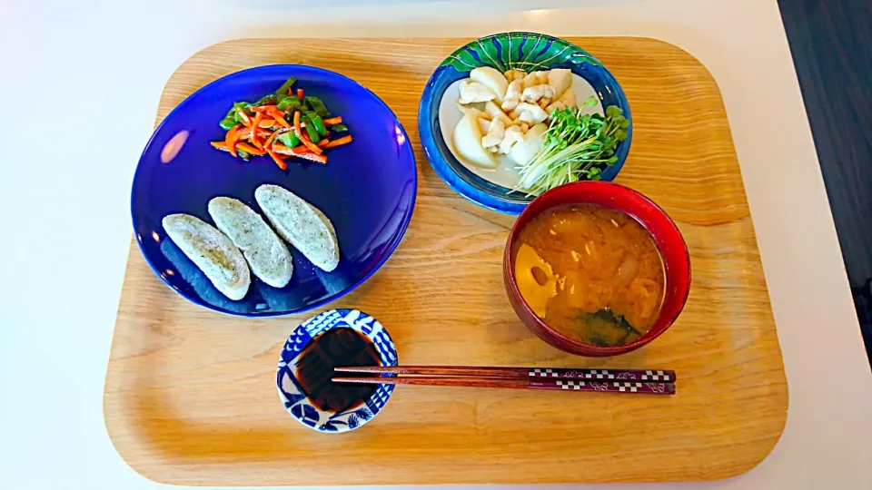 今日の昼食 ピーマンのきんぴら、かぶとむね肉の炒め煮、焼き餅、玉ねぎとわかめの味噌汁|pinknari🐰🌈さん