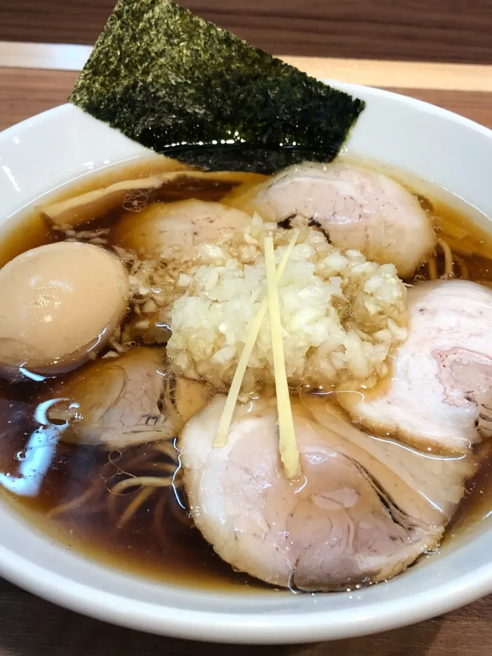 Snapdishの料理写真:にじいろ 限定八王子バラチャーシュー麺 ぶちゃ玉をトッピング 950円|sudachiさん