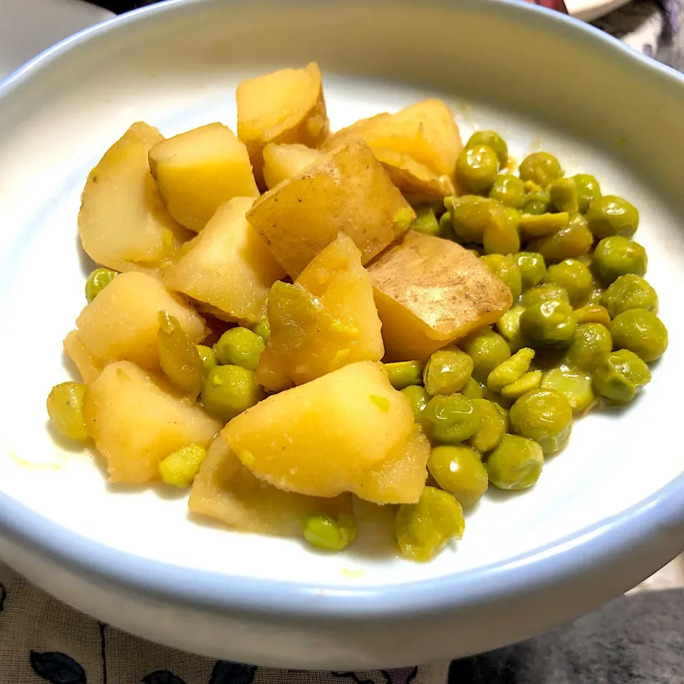 今日の一品。じゃがいもとえんどう豆の炊いたん。
昔、うちの祖母は、じゃがいものことを二度芋と言ってましたが。|岸野 令子さん