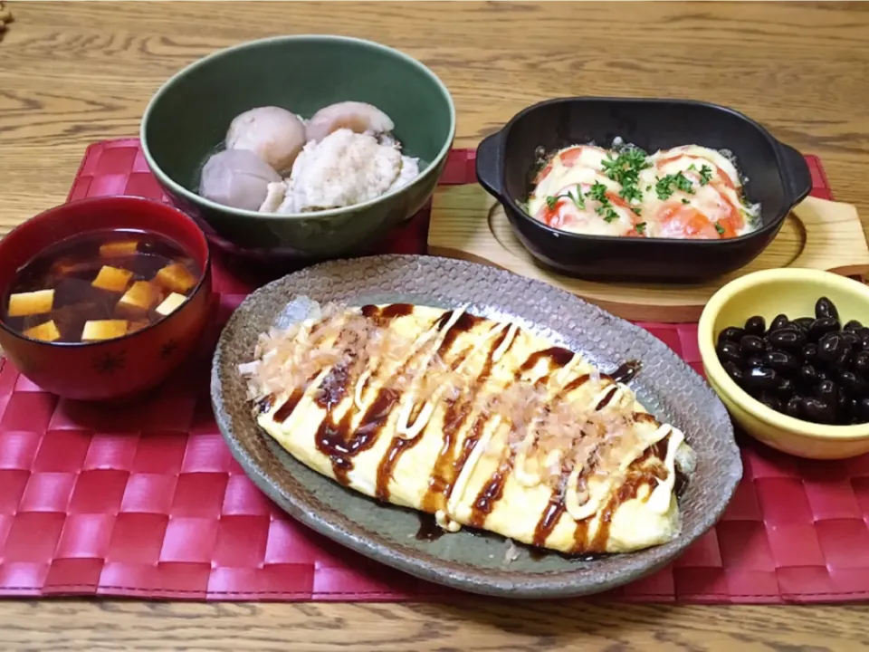 里芋と手羽の炊いたの・トマトチーズ焼き・黒豆・とん平焼き・お味噌汁|美也子さん