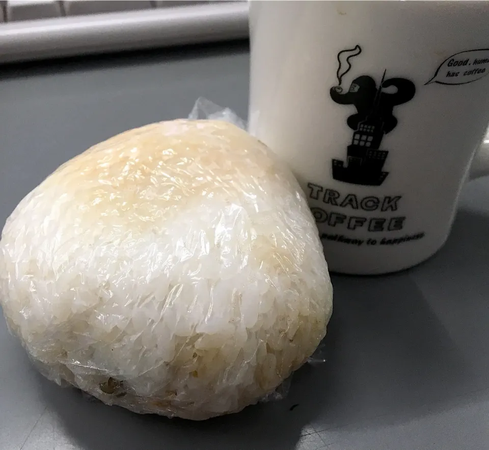 デスクで昼ごはん☀️☀️🔆
野沢菜おにぎりとコーヒー🍙☕️|ぽんたさん