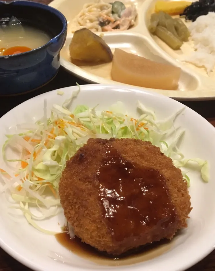 本日の晩ごはん⭐️⭐️🔆
メンチカツ  大根、さつまいもの煮物  ふきの煮物  スパサラ  漬け物  味噌汁|ぽんたさん