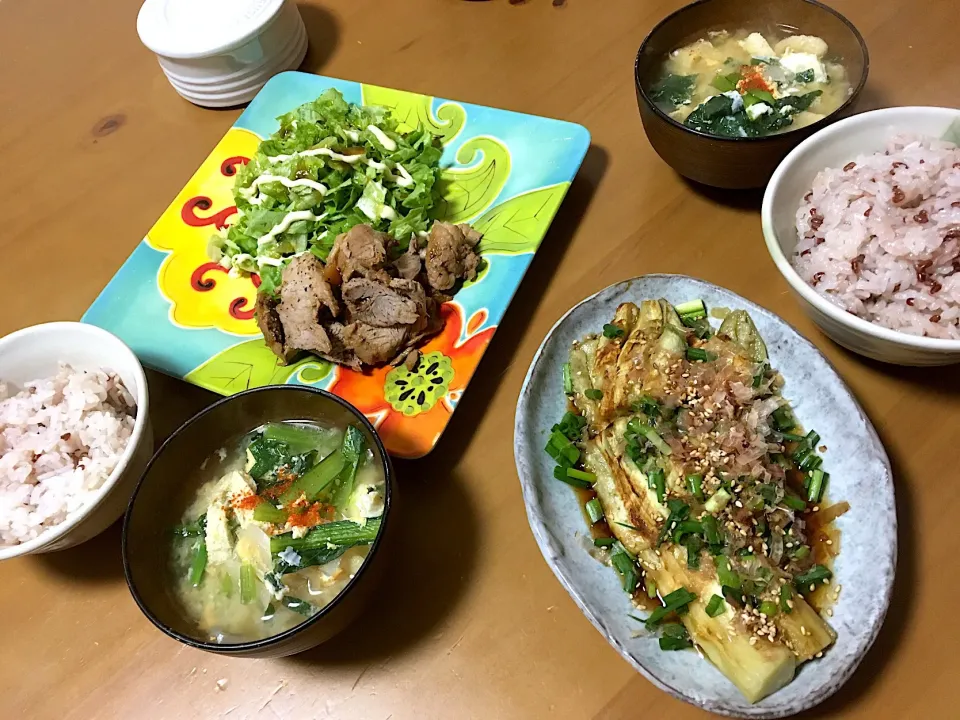 Snapdishの料理写真:晩ごはん(*ꆤ.̫ꆤ*)
レンチン焼き豚
焼き茄子
卵と小松菜のお味噌汁
赤米ご飯🍚|さくたえさん