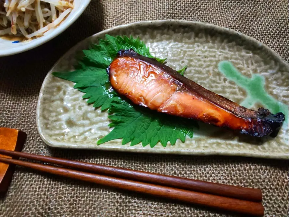 Snapdishの料理写真:💣👵さんの我が家のお弁当の定番 鮭ちゃん🐟漬け焼き🎶|真希さん