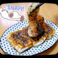 nonさんの上沼恵美子が絶賛してた黒ゴマたっぷり甘醤油餅              #麻薬餅💕(笑)