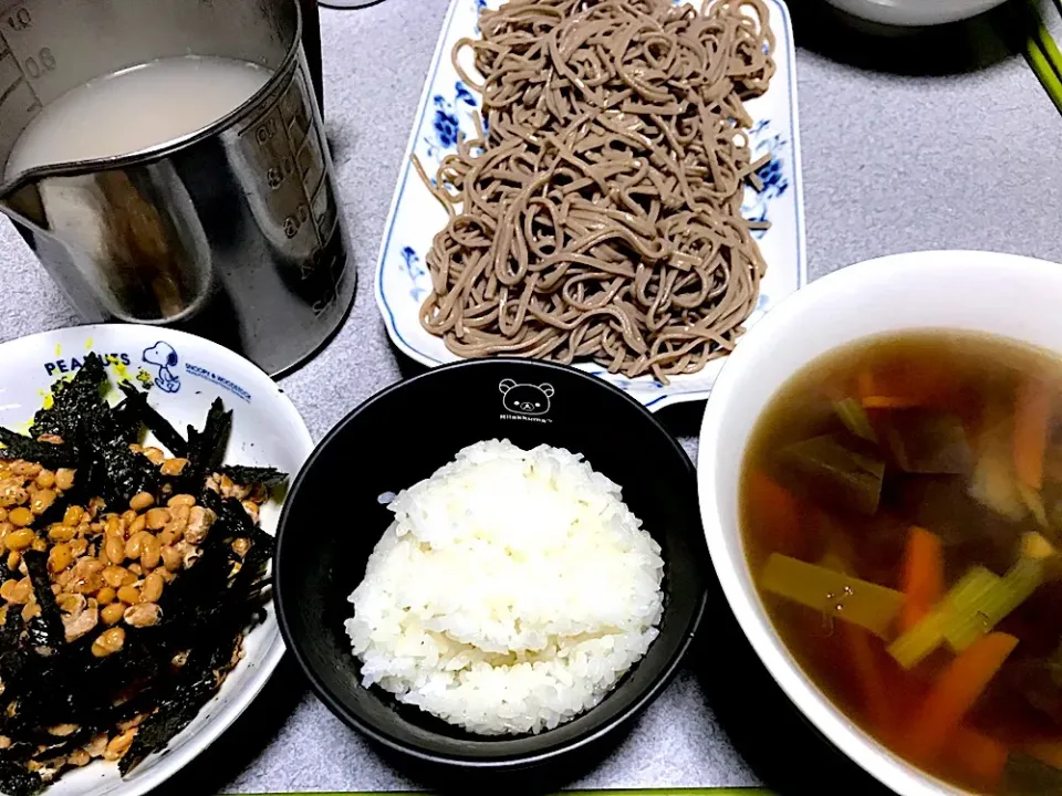 お蕎麦は飲み物 #夕飯  白米、十割蕎麦、生姜那須小松菜人参つけ汁、海苔のせ納豆、蕎麦湯|ms903さん