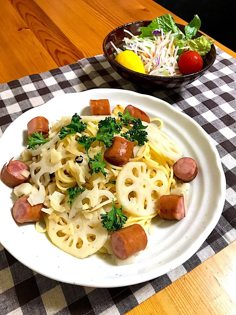 Snapdishの料理写真:れんこんとソーセージのパスタ|sayaさん