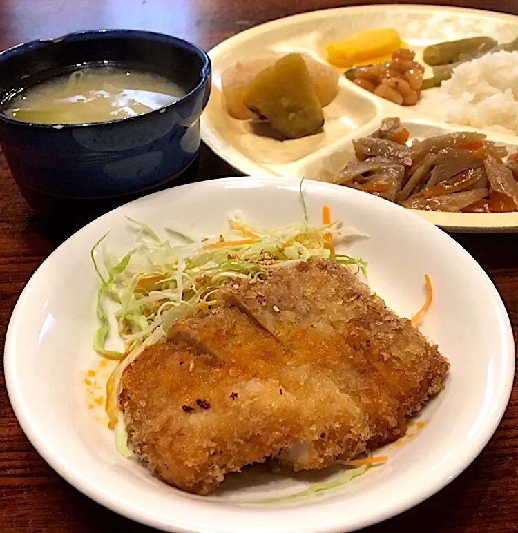 本日の賄い  晩ごはん☀️☀️🔆 とんかつ   大根、さつまいも、ふきの煮物 鶏ごぼう煮   漬物|ぽんたさん