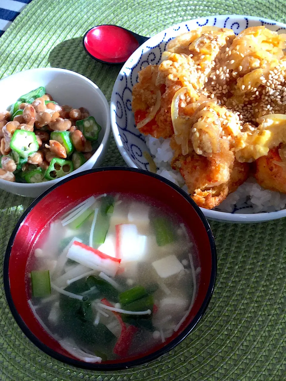 正月休み最後の朝ごはん♫
残りエビフライでエビ卵とじ丼
寝坊野郎ばかりなので朝昼兼用ご飯|yukoさん