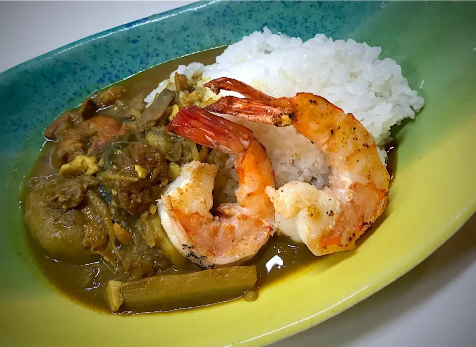 お節リメイク闇鍋カレー🍛今日はご飯に掛けて、市場で買ったエビ🦐をバターで焼いて添えてみましたわ。これで、お正月用に買った食材はほぼ胃袋に流し込みましたわ😆|にゃあ（芸名）さん