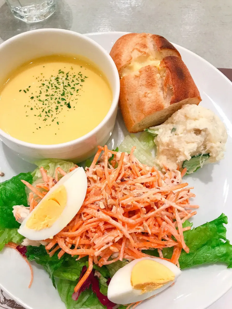 Snapdishの料理写真:🥖🥗 #みのる食堂#サラダランチ|さあやさん