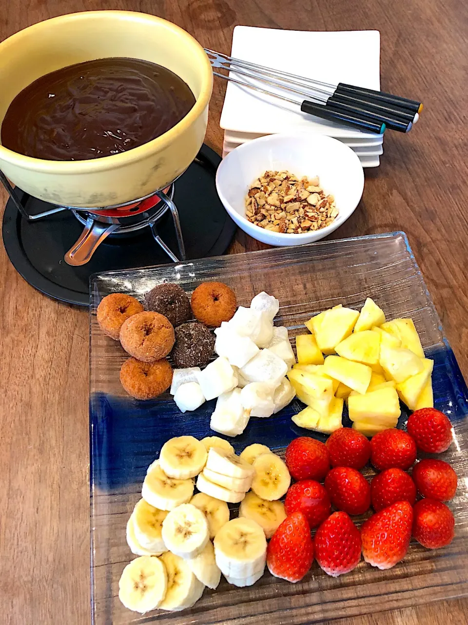 おやつはチョコレートフォンデュ🍫
フルーツと、お餅、ナッツを付けて🥜|市川食堂さん