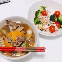 Snapdishの料理写真:肉うどんとカニカマサラダ|しろたさん