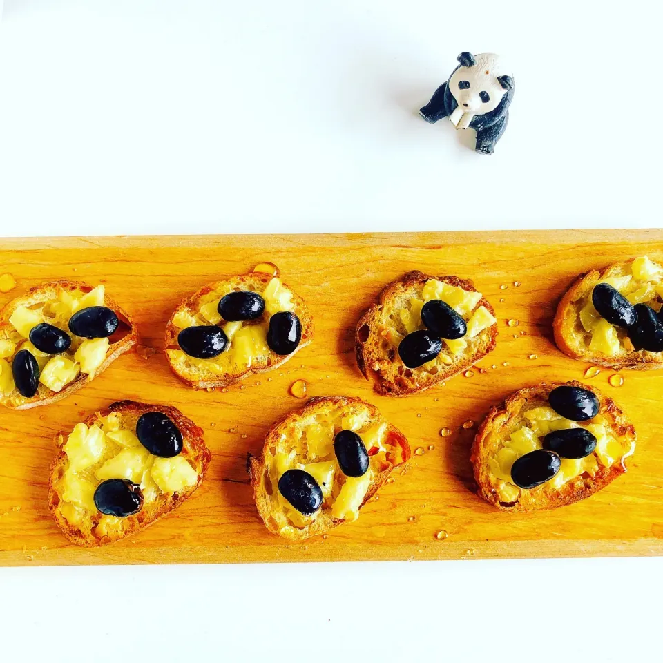 黒豆・チーズ・蜂蜜のブルスケッタ🐝🧀 #ルオーブン|sakiさん