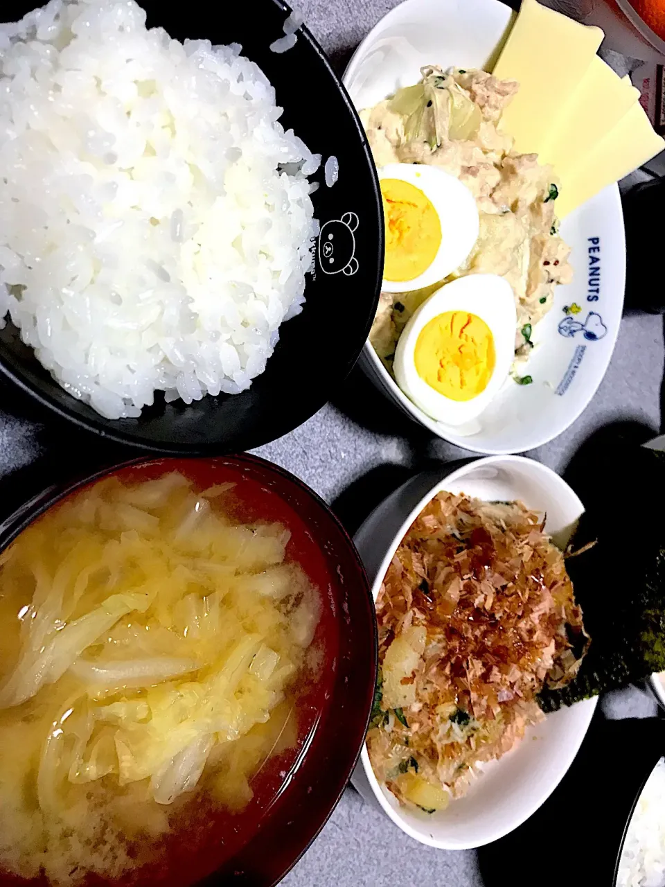 Snapdishの料理写真:ちょっち食べ過ぎた苦しいw #夕飯 白米、じゃがツナブロッコリースプラウトマヨ和えゆでたまご(1個を半分くらいづつに切ったやつ)乗せチーズ添え、大根つま数の子しそ醤油和え海苔添え、生姜白菜味噌汁|ms903さん