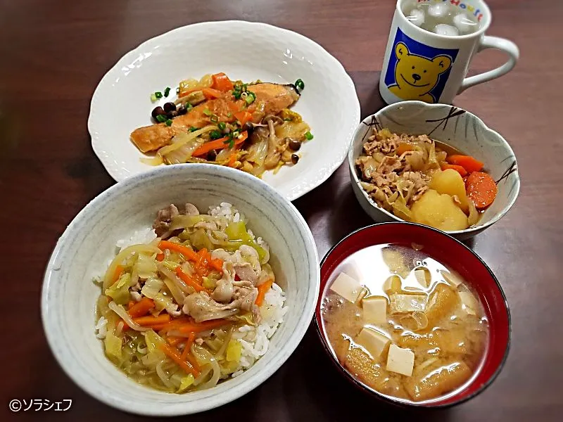 今日の晩ご飯だよ(*^^*)
★野菜餡かけ丼
★白菜と鮭のちゃんちゃん焼き
★肉じゃが
★豆腐と油揚げの味噌汁|ソラシェフさん