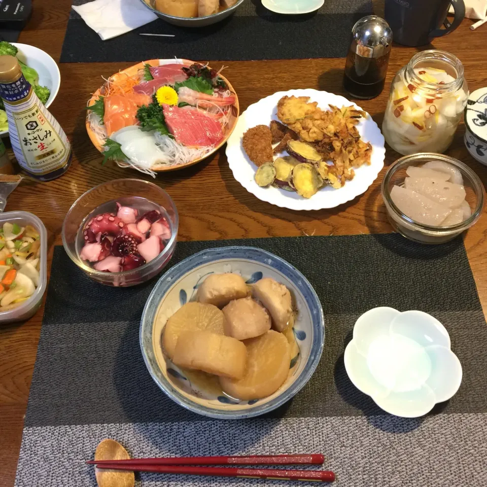 Snapdishの料理写真:刺身盛合せ、大根と里芋の煮物、常備菜、味噌汁|yakinasuさん