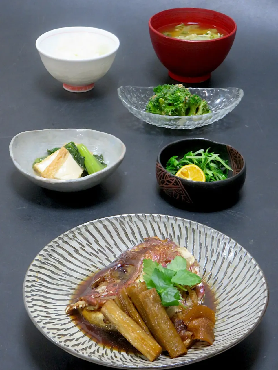 今晩は、鯛の兜煮、小松菜と厚揚げの炊いたん、水菜の浅漬け すだち、ブロッコリーの胡麻和え、白菜と茸の味噌汁、ご飯|akazawa3さん