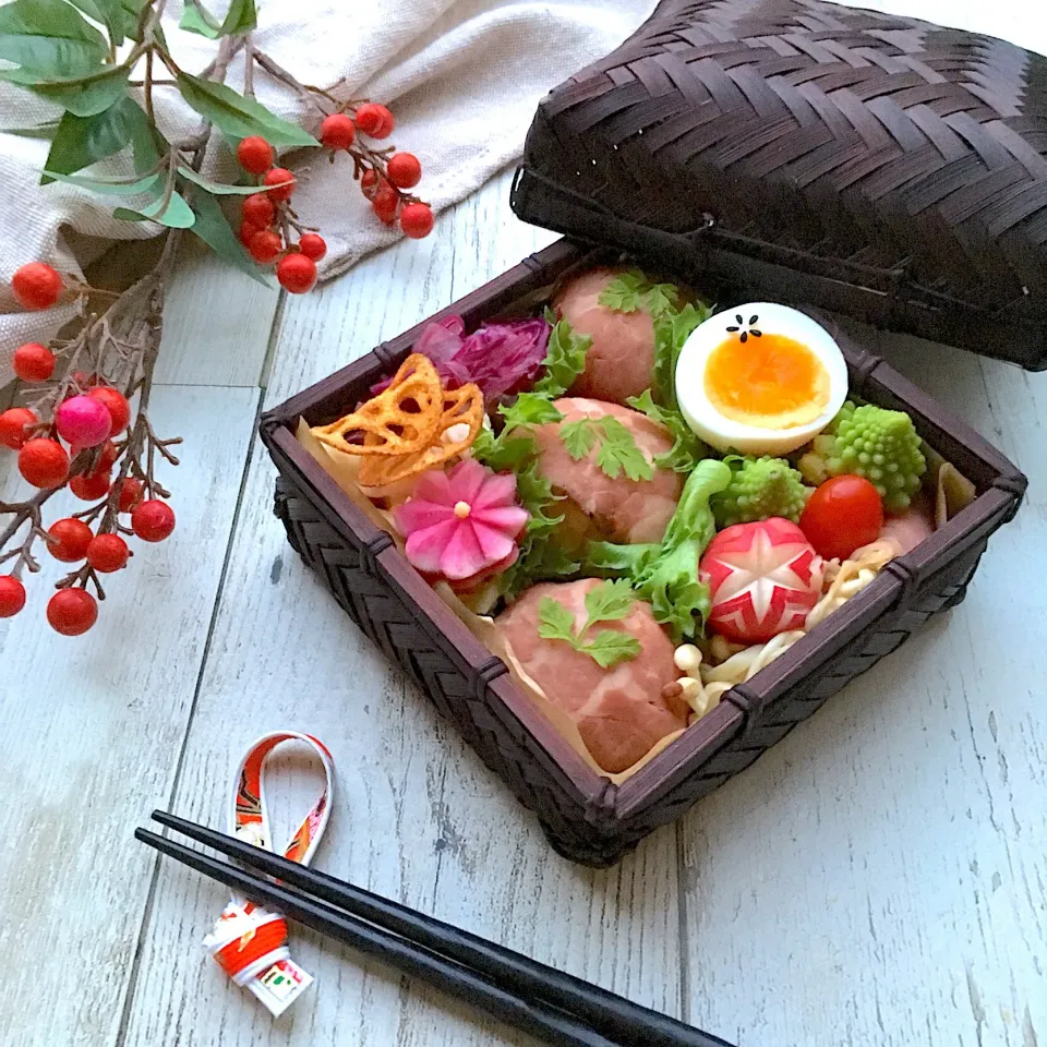 Snapdishの料理写真:ロービーおにぎり #おせちの残り物でお弁当 自分弁当Ver.|yukino_72さん