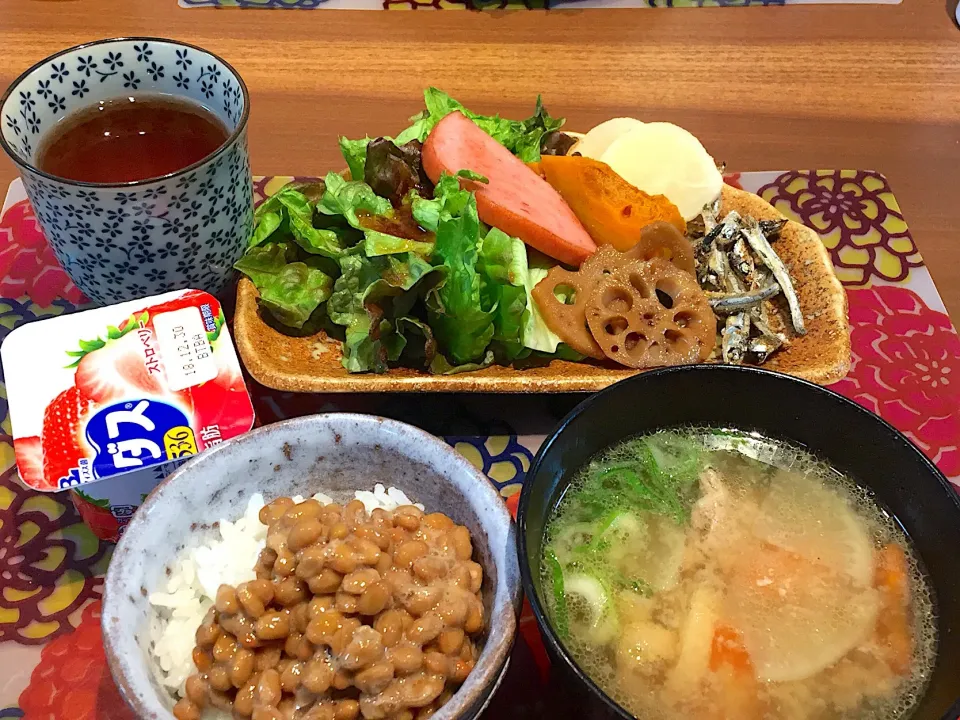 朝ごはん
肉団子の味噌汁、厚切りハム、かぼちゃの煮物、れんこんのきんぴら、田作り、漬物、サニーレタス、白米、納豆、いちごヨーグルト、ルイボスティー|かよちゃんさん