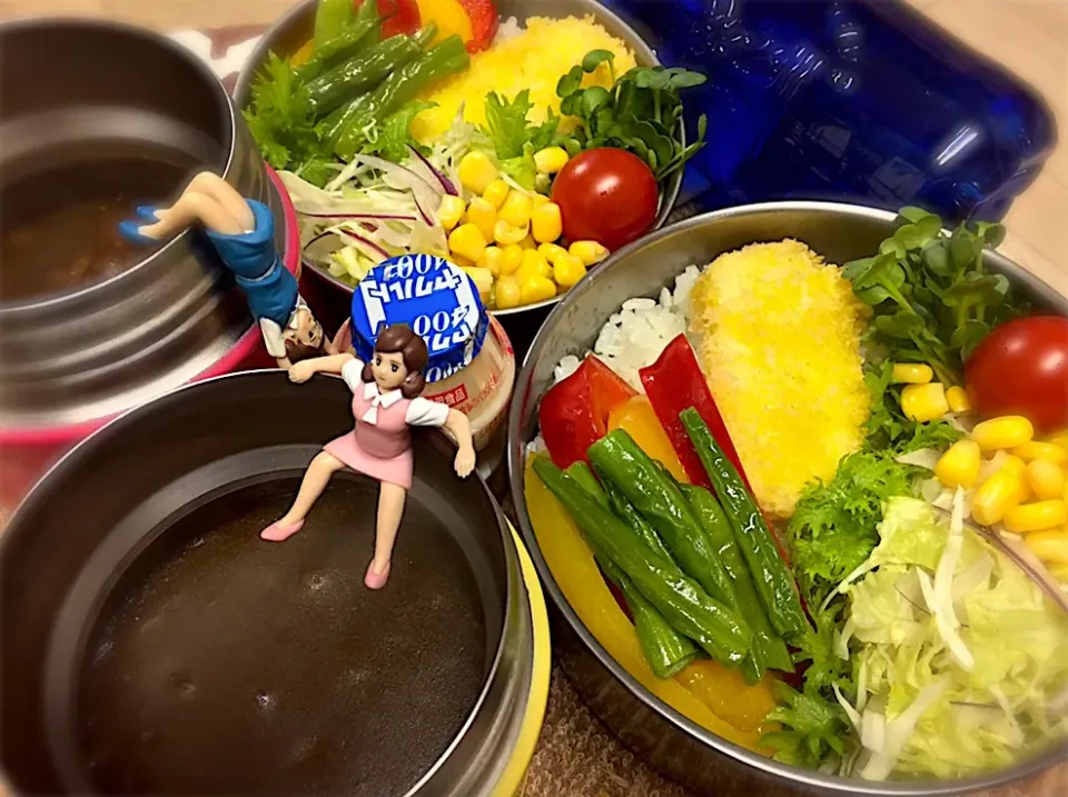 Snapdishの料理写真:コウイカ🦑と野菜素揚げのカツカレー&コーンサラダ🌽🥗の夫婦お弁当♪

 #弁当  #フチ子  #おせちもいいけどカレーもね #その世代|桃実さん