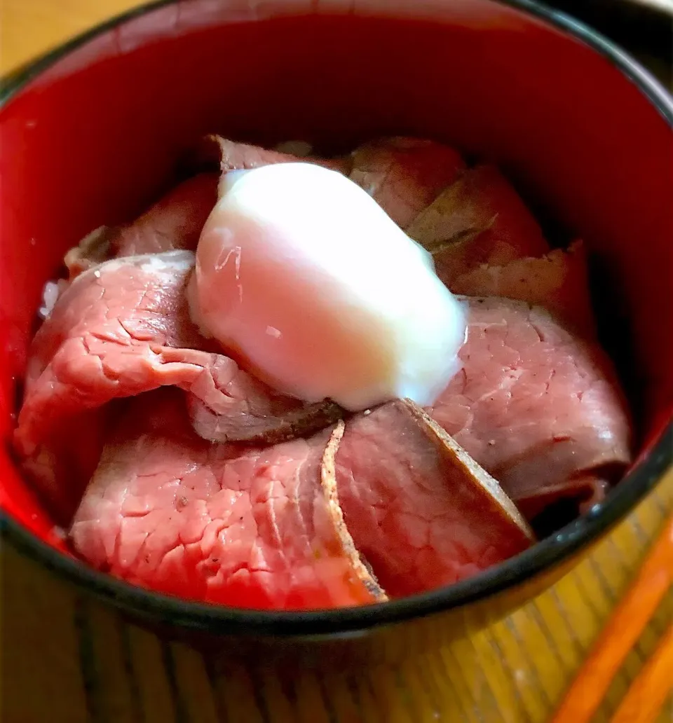 Snapdishの料理写真:朝ごはんを食べよう☀️ローストビーフ丼で朝ごはん😋|あしゃぱんさん