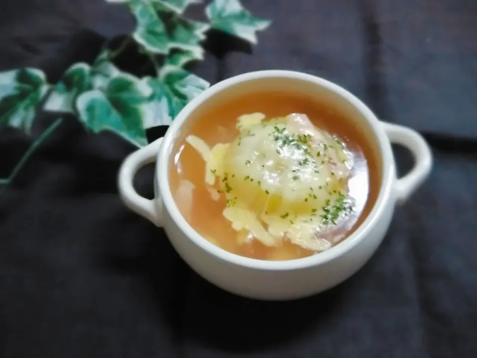 かおりん✴︎❤︎さんの丸ごと玉ねぎのベーコンチーズスープ|花ママさん