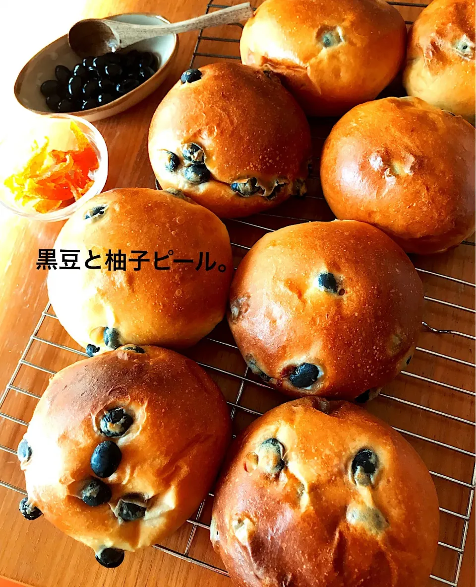 Snapdishの料理写真:黒豆と柚子ピールのブリオッシュ🥐|まどさん