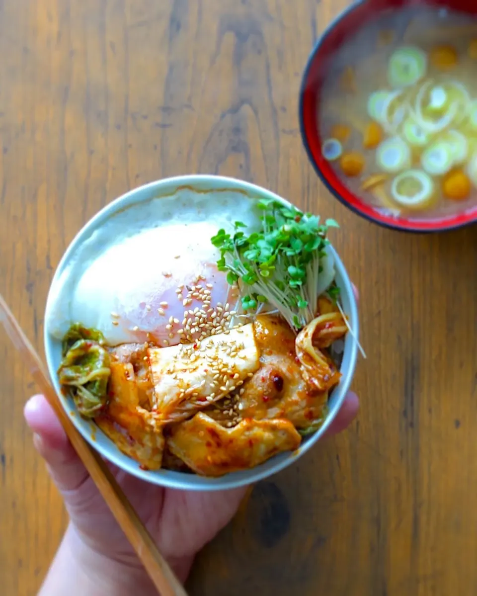 Snapdishの料理写真:豚キムチ丼目玉焼きon|庄子 弥さん