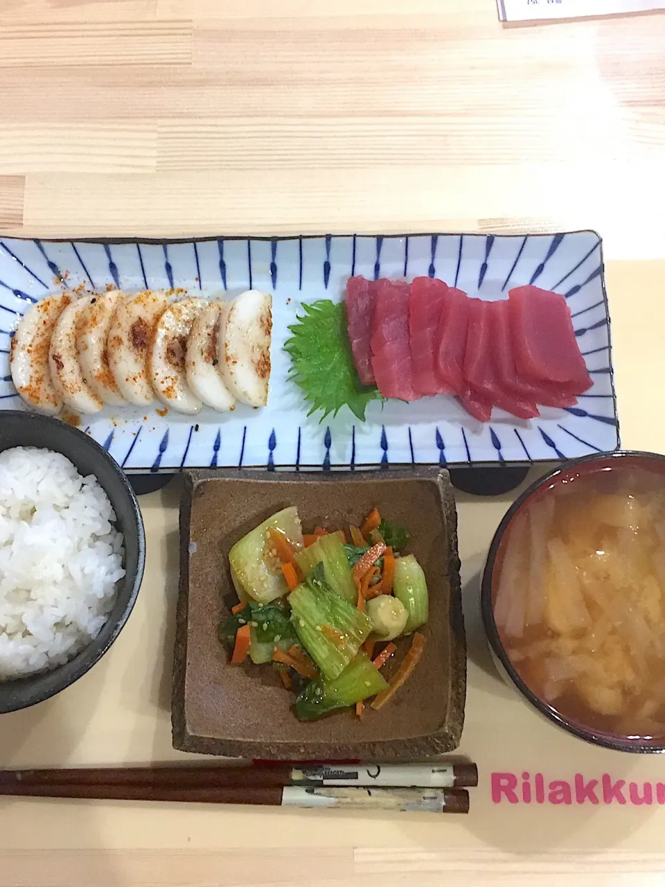 Snapdishの料理写真:・マグロのお刺身
・かまぼこのごま油炒め 七味かけ
・青梗菜とにんじんのポン酢和え
・大根と油揚げの味噌汁|ぺろたんさん