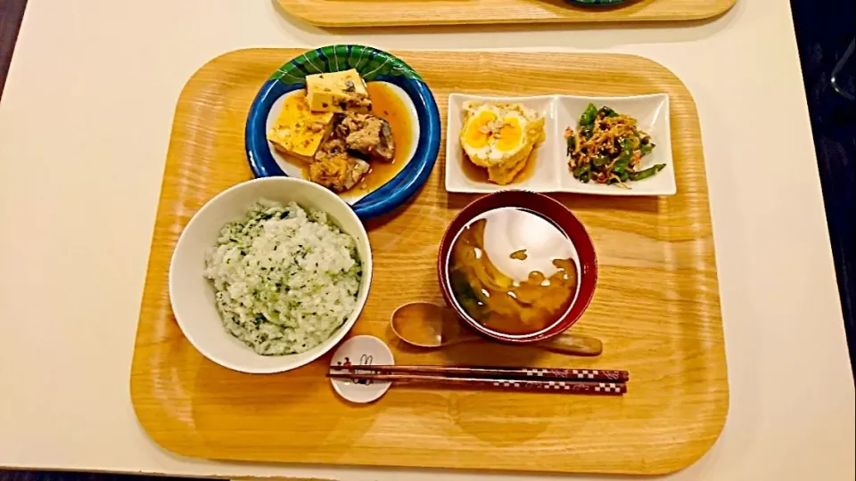 今日の夕食 サバ缶と豆腐のオイスターソース煮、ピーマンとじゃこの炒め物、卵の巾着煮、七草粥、玉ねぎとわかめの味噌汁|pinknari🐰🌈さん