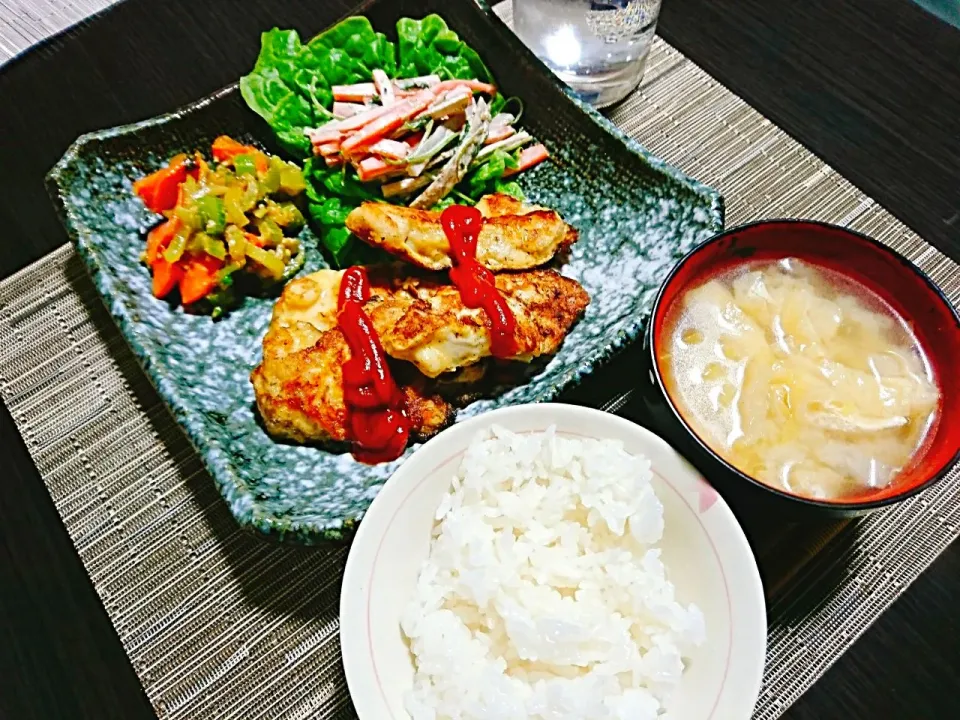 ごはん、白菜と油揚げの味噌汁、鶏胸肉のピカタ、セロリと人参の味噌炒め、ごぼうサラダ|サトリさん