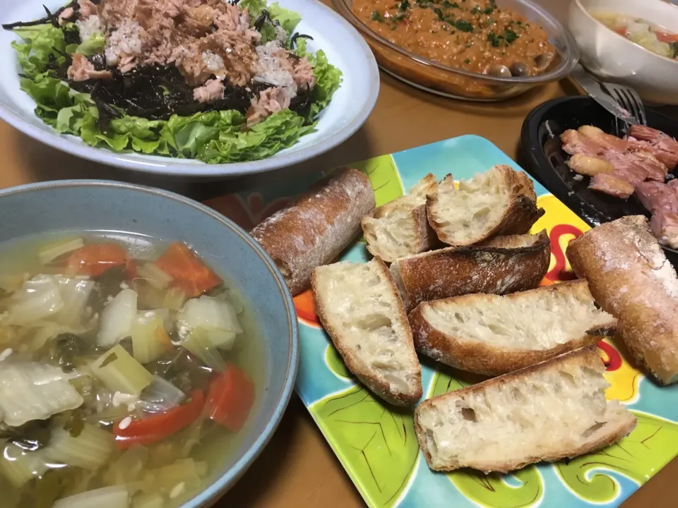 七草代わりの野菜たくさんスープ
じゃがいもとシメジのミートソースグラタン
ヒジキとツナのサラダ🥗
バケット|さくたえさん